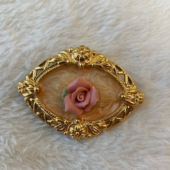 Brooch Pin with Raised Pink Rose Intricately‎ Framed Vintage - Picture 1 of 8
